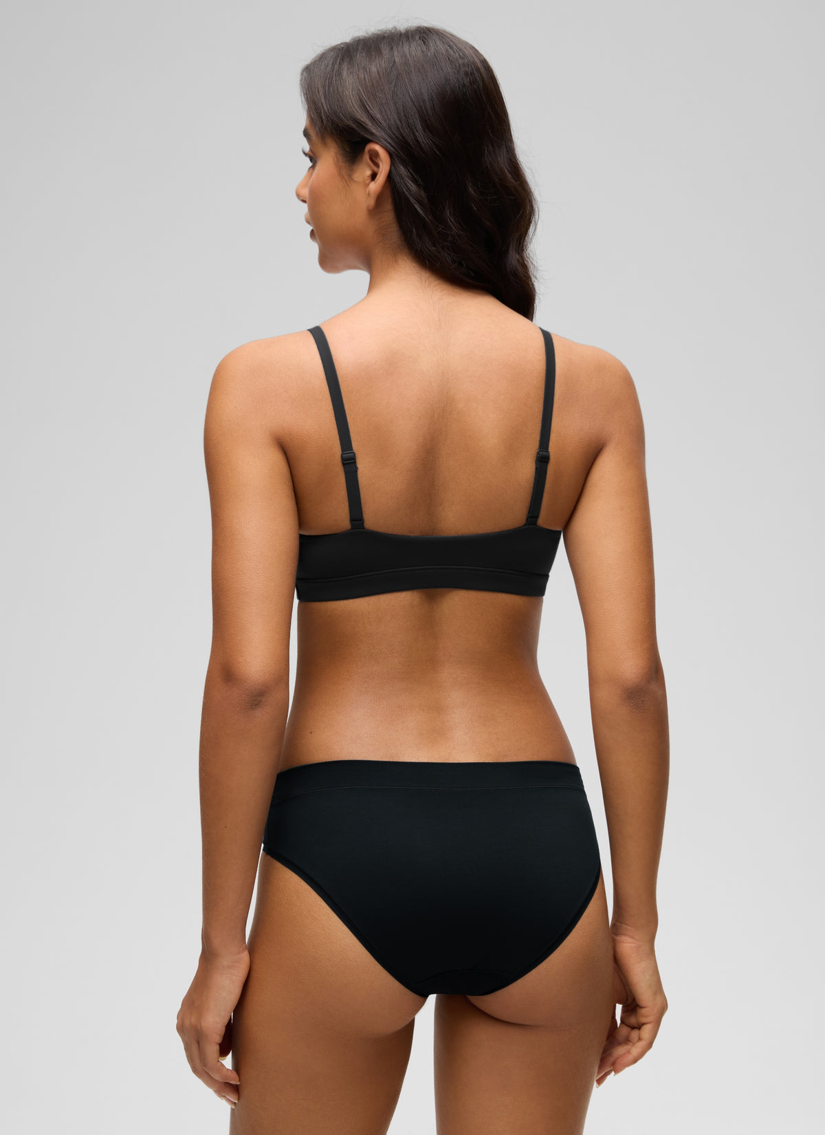 CRZ YOGA Women's Softhold Wireless Scoop Neck  Everyday Bra Adjustable Black @model_info:Liss