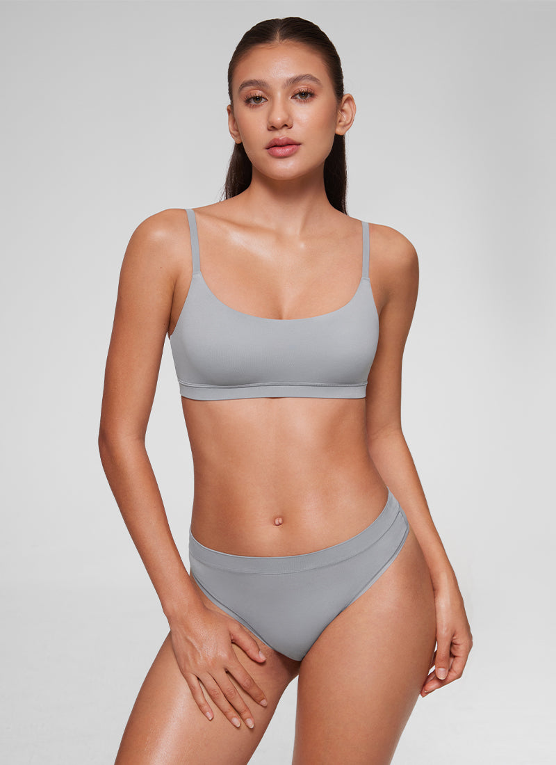 CRZ YOGA Women's Softhold Wireless Scoop Neck  Everyday Bra Adjustable Rhino Grey @model_info:Thais