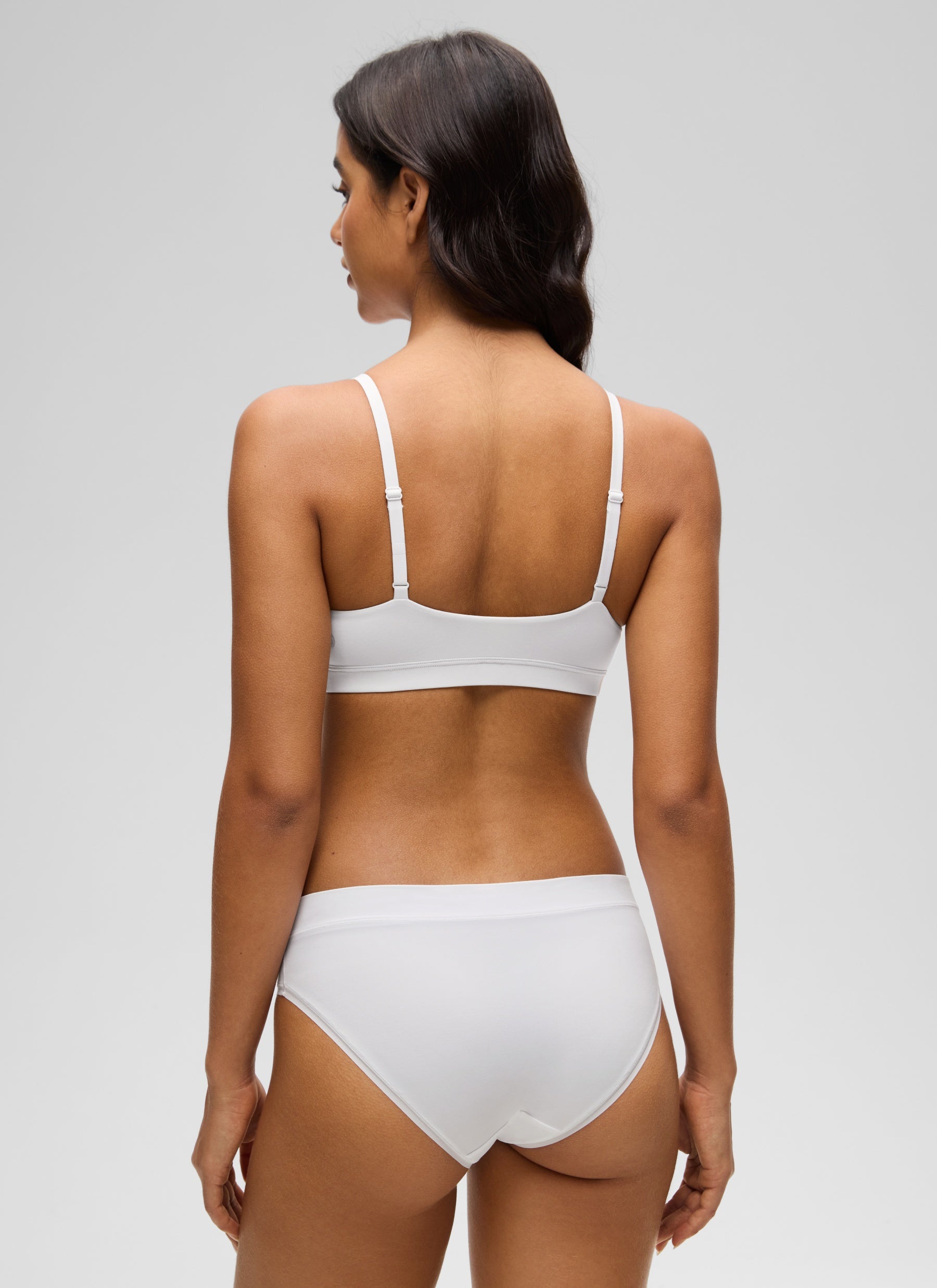CRZ YOGA Women's Softhold Wireless Scoop Neck  Everyday Bra Adjustable Snow White @model_info:Liss
