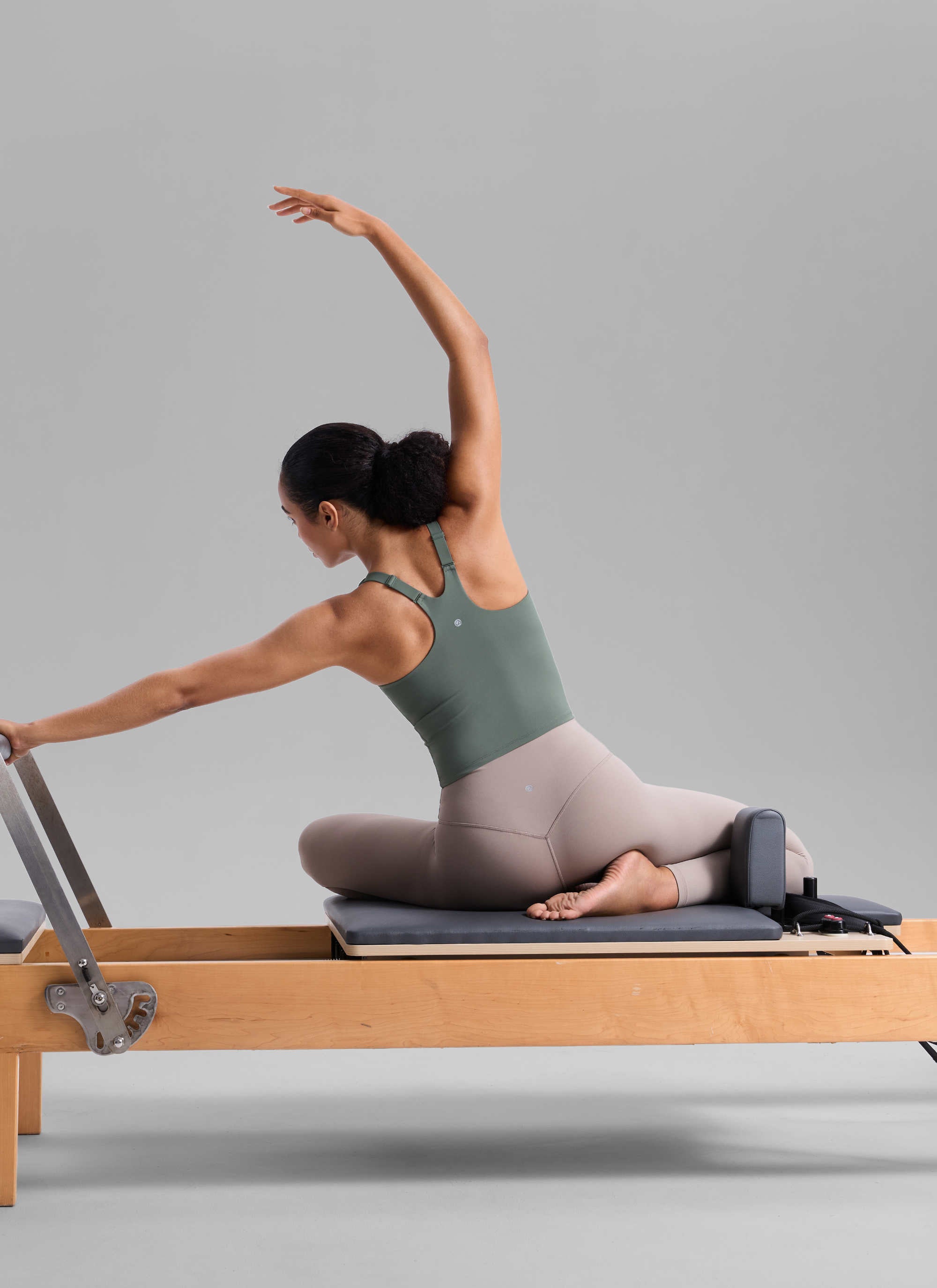 CRZ YOGA Women's Butterlift Workout V Neck Racerback Built in Bra Tank Grey Sage @model_info:Nicole