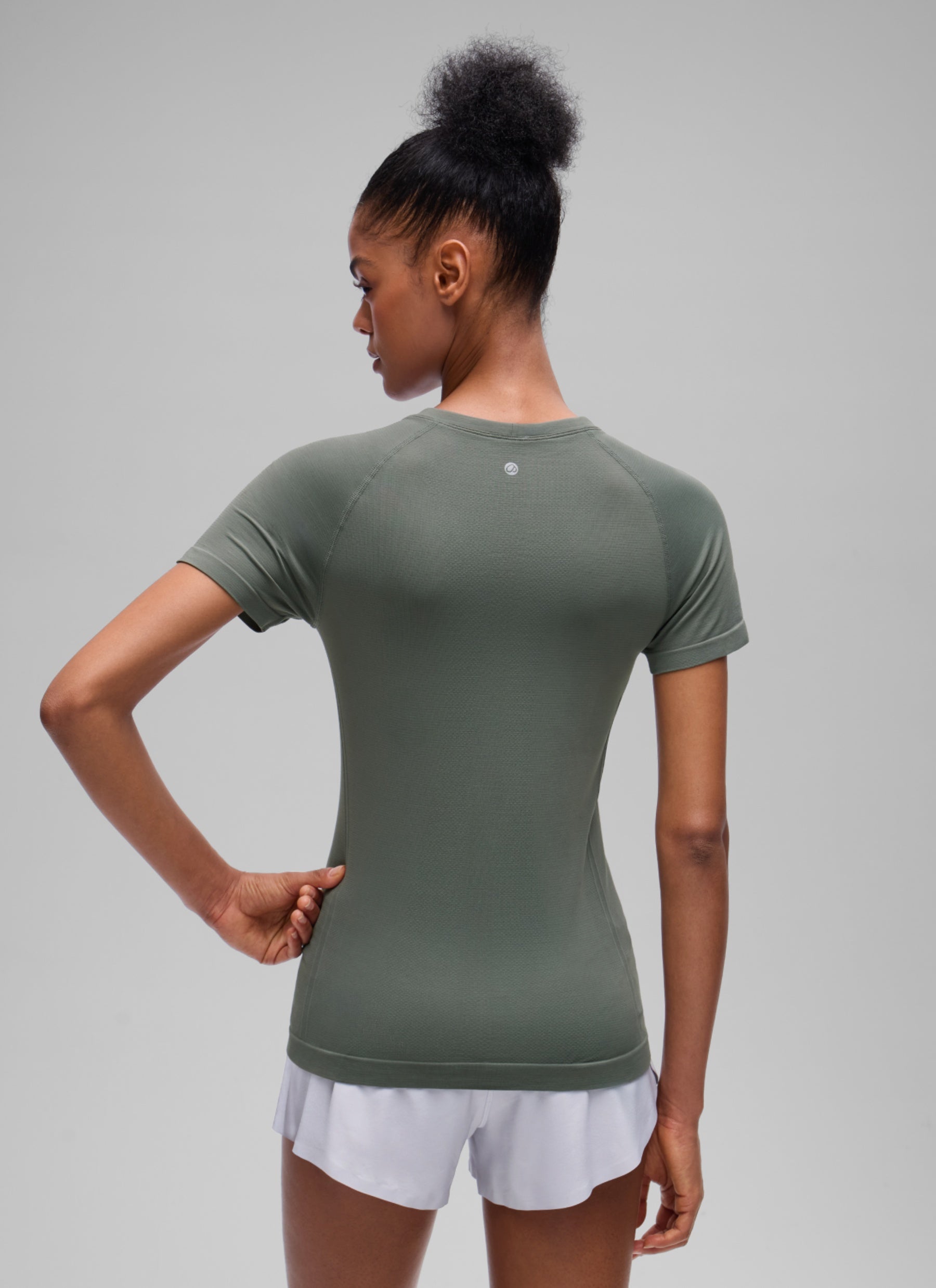 CRZ YOGA Women's Running Classic Fit Shirts Seamless Short Sleeves Grey Sage @model_info:D