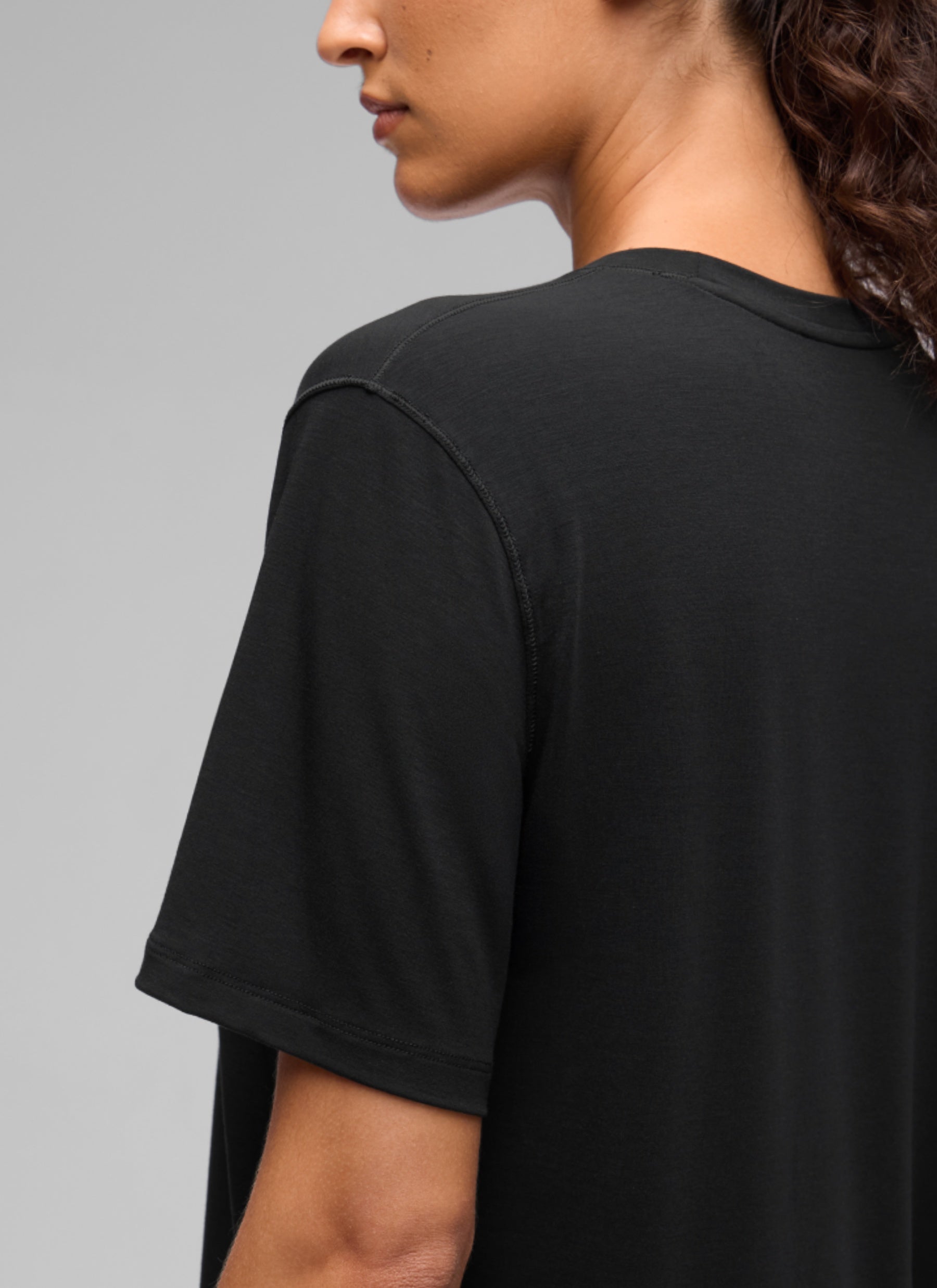 CRZ YOGA Women's Quick Dry Crewneck Relaxed Fit Short Sleeve Black @model_info:V
