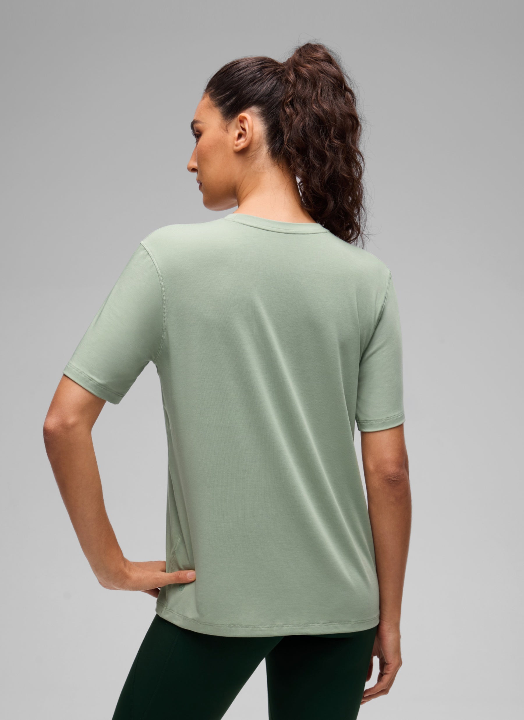 CRZ YOGA Women's Quick Dry Crewneck Relaxed Fit Short Sleeve Fog Green @model_info:V