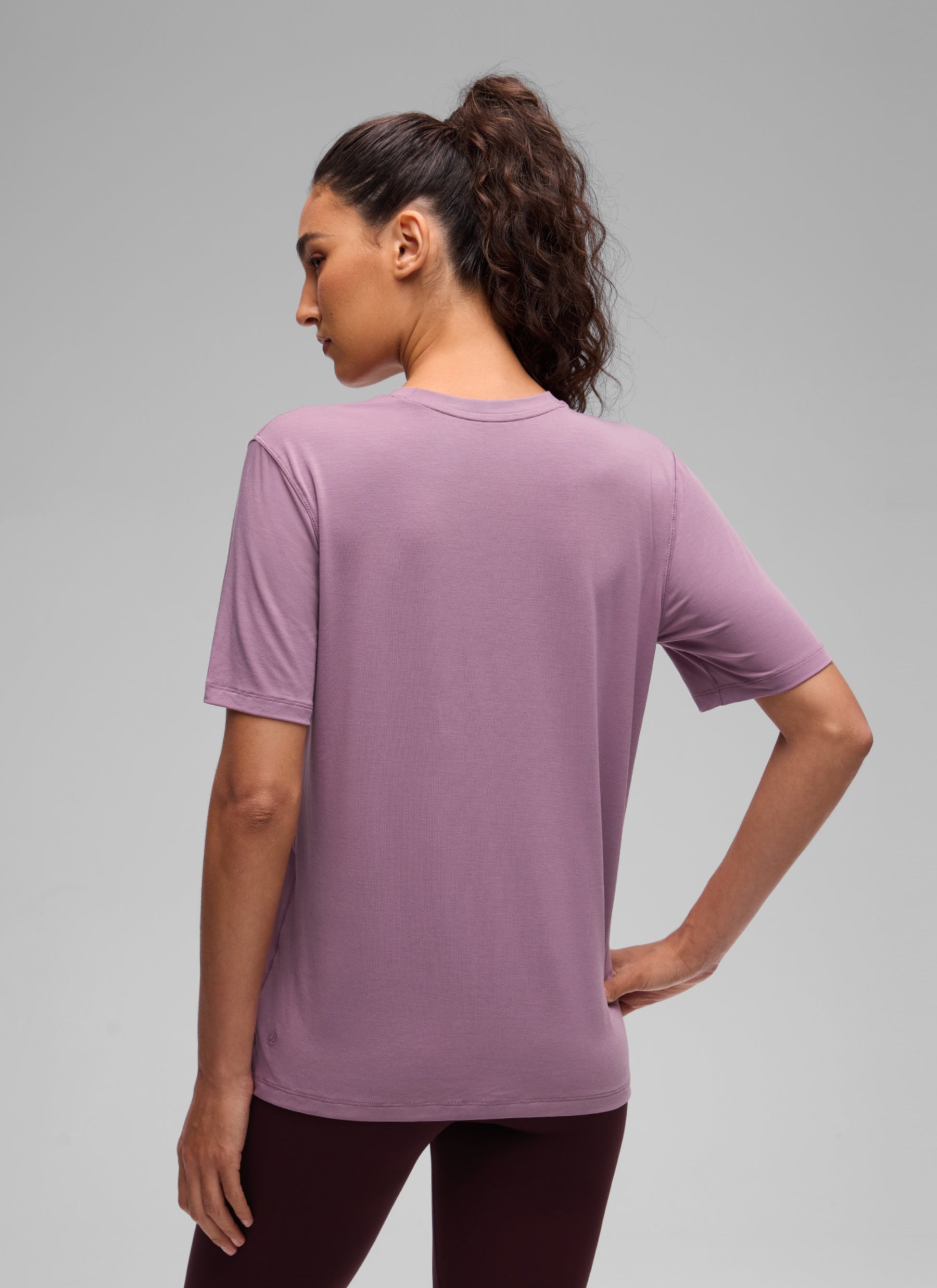 CRZ YOGA Women's Quick Dry Crewneck Relaxed Fit Short Sleeve Light Lavender @model_info:V