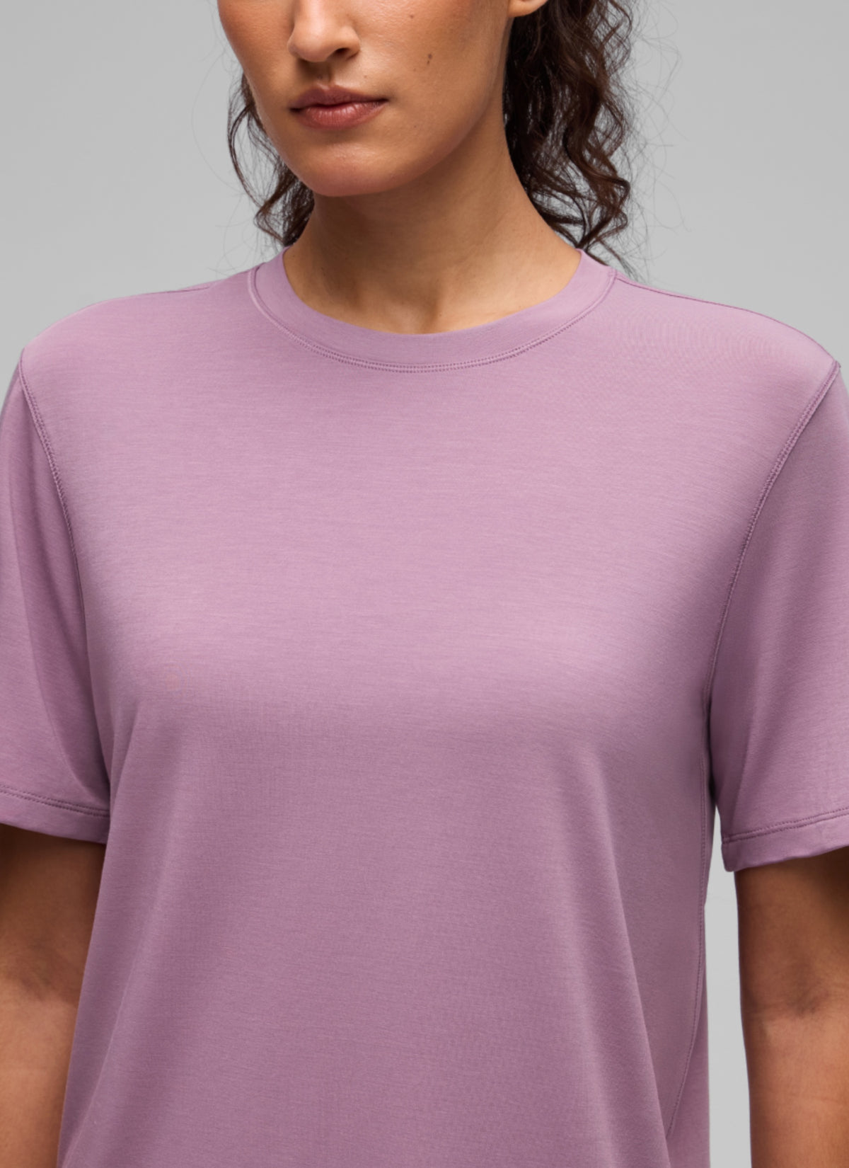 CRZ YOGA Women's Quick Dry Crewneck Relaxed Fit Short Sleeve Light Lavender @model_info:V