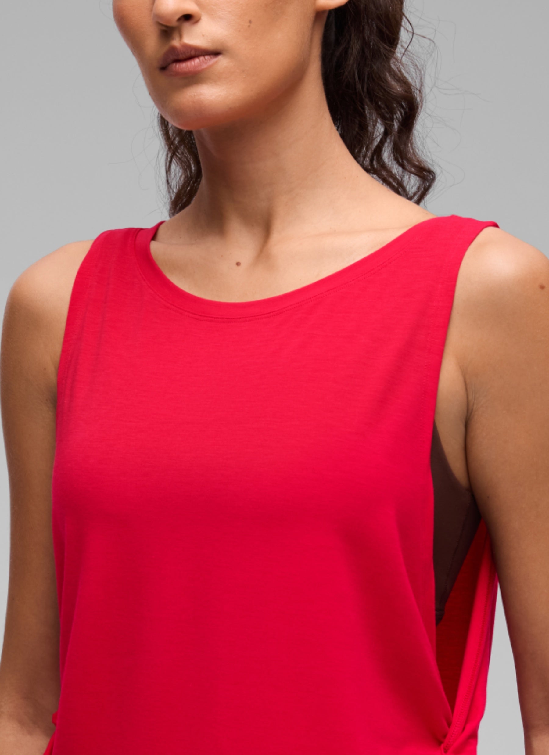 CRZ YOGA Women's Workout Quick Dry Crewneck Waist Length Relaxed Fit Tank Aurora Red @model_info:V