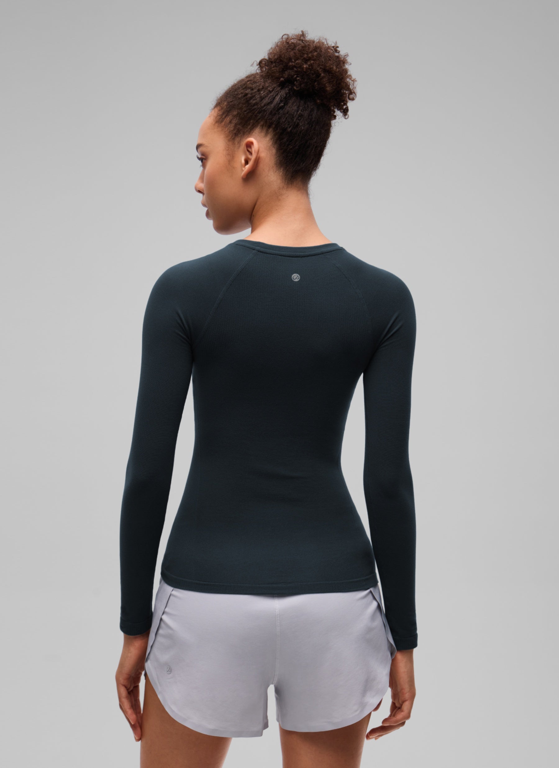 CRZ YOGA Women's Flex Seamless Fitted Workout Hip Length Long Sleeve True Navy @model_info:B