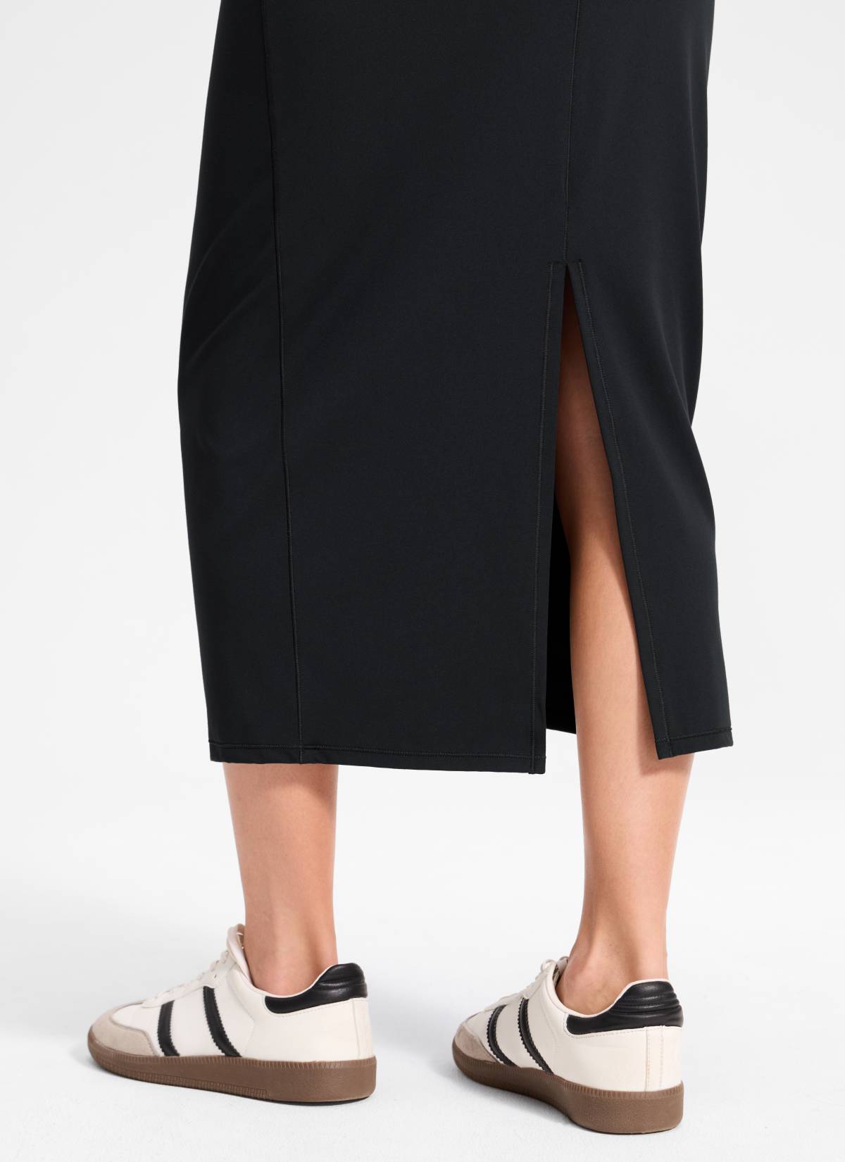 CRZ YOGA Women's Butterlift High Rise Slim Fit Maxi Pencil Skirt Black @model_info:Anna