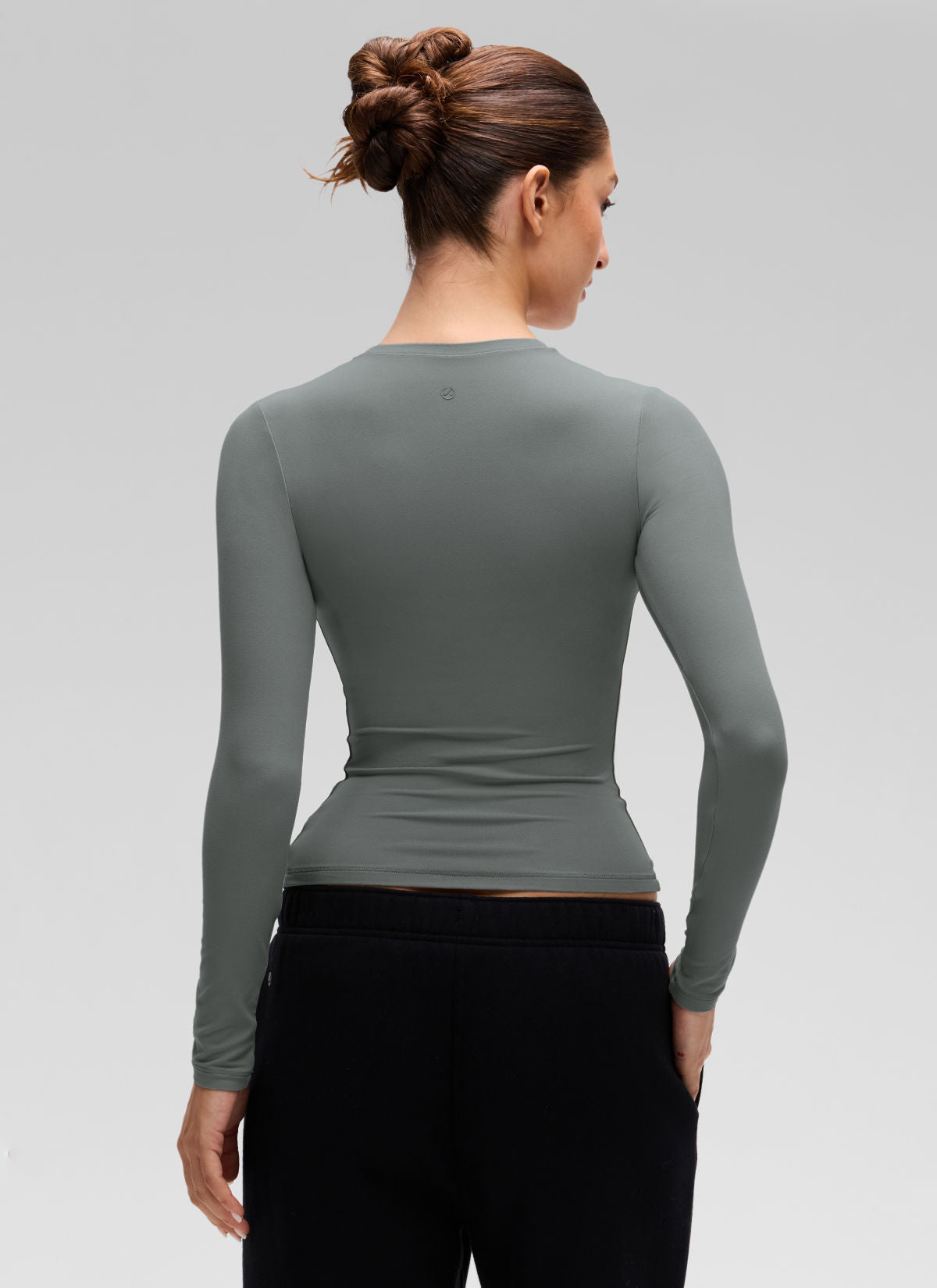 CRZ YOGA Women's Crew Neck Tight Fit Long Sleeve Shirts Casual Tee Grey Sage @model_info:Inga